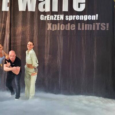 Steve Waite bei Proben mit seiner Regisseurin Kimberley Chaudron (re.) und einer der Tänzerinnen seiner Show.