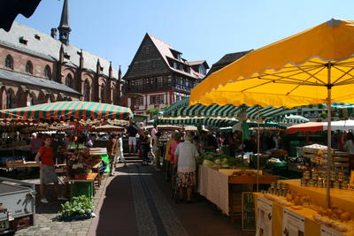 Bild vergrößern: Der Neustadter Wochenmarkt au dem historischen Marktplatz