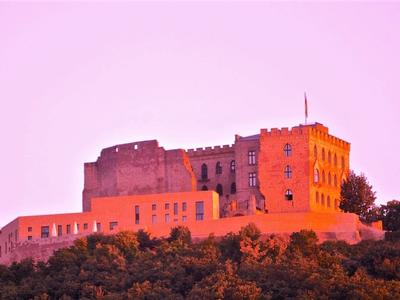 Bild vergrößern: Hambacher Schloss rosa ©kgp.de