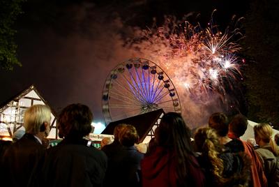 Bild vergr&ouml;&szlig;ern: Funkelndes und klangvolles Abschlussfeuerwerk &copy; Rolf Sch&auml;dler
