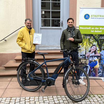 Bild vergrößern: Der Radverkehrsbeauftragter Herr Merkel und der Klimaschutzbeauftragter Herr Schwill mit der Auszeichnung Stadtradeln Award 2019 Bester Newcomer