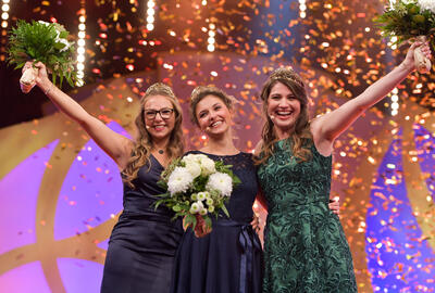 Bild vergrößern: Wahl der deutschen Weinkönigin, Finale, 24.09.2021, Saalbau in Neustadt/W.Linda Trarbach (Ahr), Sina Erdrich (Baden), Saskia Teucke (Pfalz), © Deutsches Weininstitut (DWI)