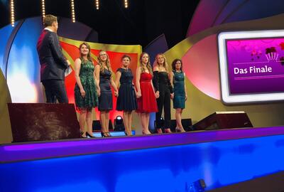 Bild vergrößern: Wahl der deutschen Weinkönigin, Finale, 24.09.2021, Saalbau in Neustadt/W.Linda Trarbach (Ahr), Sina Erdrich (Baden), Saskia Teucke (Pfalz), © TKS GmbH