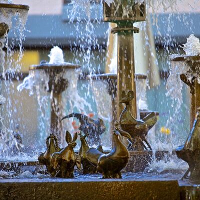 Bild vergr&ouml;&szlig;ern: Der sprudelnde Elwetritschebrunnen in Neustadt an der Weinstraße.