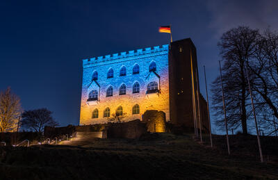 Bild vergrößern: Hambacher Schloss erstrahlt in Blau-Gelb © Christian Gutschaft