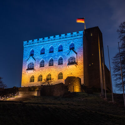 Hambacher Schloss erstrahlt in Blau-Gelb © Christian Gutschaft