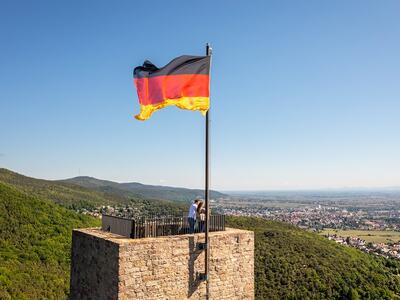 Flagge auf dem Hambacher Schloss © Pfalz.Touristik e.V., Foto: Dominik Ketz