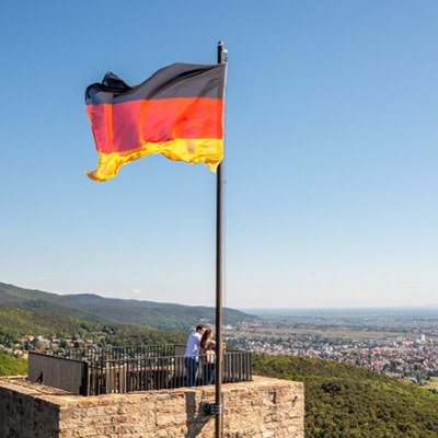 Bild vergr&ouml;&szlig;ern: Wehende Deutschlandflagge auf dem Hambacher Schloss.
