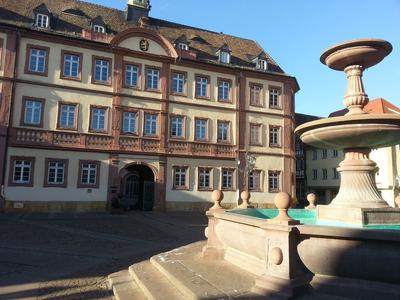 Rathaus mit Brunnen