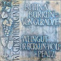 Bild vergr&ouml;&szlig;ern: Weg der Weinlegenden: Bettina Bürklin-von Guradze und das Weingut Dr. Bürklin-Wolf © Martin Zimnol