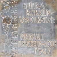 Bild vergrößern: Weg der Weinlegenden: Bettina Bürklin-von Guradze und das Weingut Dr. Bürklin-Wolf © Martin Zimnol