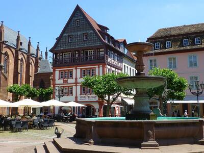 Der historische Marktplatz mit Blick von Neustadt an der Weinstraße