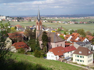 Bild vergr&ouml;&szlig;ern: Blick auf die Protestantische Kirche im Neustadter Weindorf Haardt.