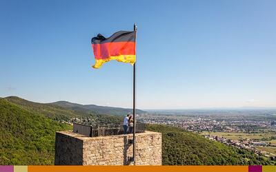 Bild vergrößern: Hambacher Schloss - Flagge © Pfalz.Touristik e.V., Foto_ Dominik Ketz