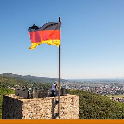 Hambacher Schloss - Flagge © Pfalz.Touristik e.V., Foto_ Dominik Ketz