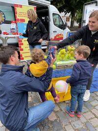Bild vergr&ouml;&szlig;ern: Eine Familie nimmt bei der Veranstaltung "1832 Das Fest der Demokratie" an einer Aktion des Jugendamtes Neustadt teil.