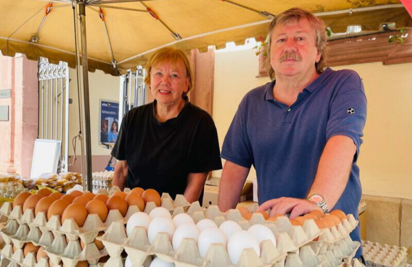 Bild vergr&ouml;&szlig;ern: Mechthild Kreiselmeier und ihr Kollege an ihrem Eierstand auf dem Neustadter Wochenmarkt.