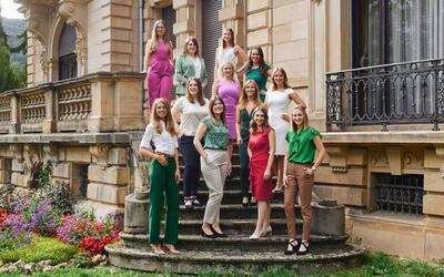 Bild vergr&ouml;&szlig;ern: Die zwölf Kandidatinnen zur Wahl der 75. Deutschen Weinkönigin Reihe 1 (v.l.n.r.) Eva Brockmann, Franken; Verena Schwager, Mittelrhein; Katja Föhr, Rheingau; Christina Schwarz, Nahe. Reihe 2 (v.l.n.r.) Merle Kurth, Ahr; Sabrina Schreiber, Sachsen; Sarah Schneider, Rheinhessen; Jessica Himmelsbach, Baden. Reihe 3 (v.l.n.r.) Carolin Golter, Württemberg; Romy Richter, Saale-Unstrut; Lea Baßler, Pfalz; Sarah Röhl, Mosel.