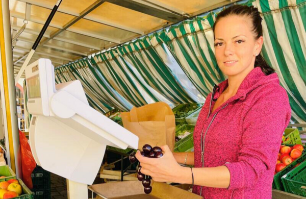 Bild vergr&ouml;&szlig;ern: Nadine Hoffmann an ihrem Obst- und Gemüsestand auf dem Neustadter Marktplatz.