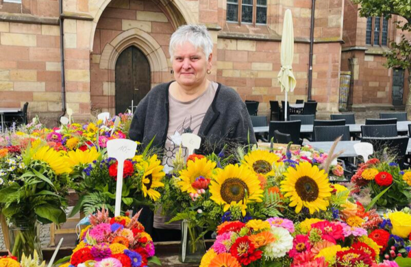 Bild vergr&ouml;&szlig;ern: Elfriede Müller an ihrem Blumenstand auf dem Neustadter Marktplatz.
