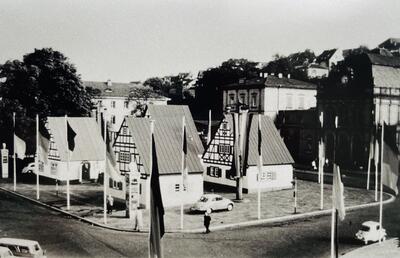 Bild vergrößern: Haiselscher 1960 auf dem Bahnhofsvorplatz, dem heutigen Busparkplatz, im Rahmen des Deutschen Weinlesefestes