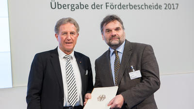 Bild vergrößern: Bürgermeister Röthlingshöfer nimmt von Staatssekretär Norbert Barthle den Förderbescheid entgegen
