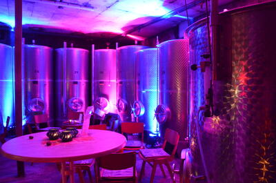 Bild vergrößern: Illuminierter Weinkeller im Weingut Kühborth und Sinn © Weingut Kühborth und Sinn