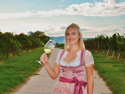 26 - Weinprinzessin Sarina aus Geinsheim