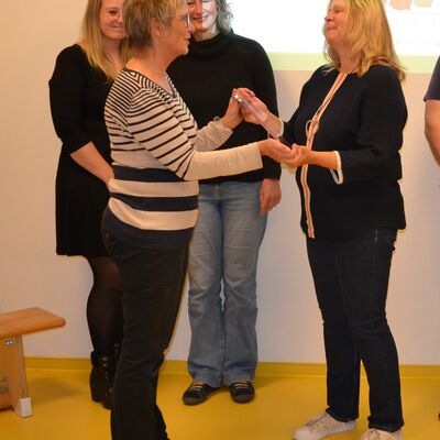 Karin Reth-Scholten, Verein Bewegungskitas, überreicht Kita-Leiterin Angelika Willem (rechts) das Qualitätssiegel. 