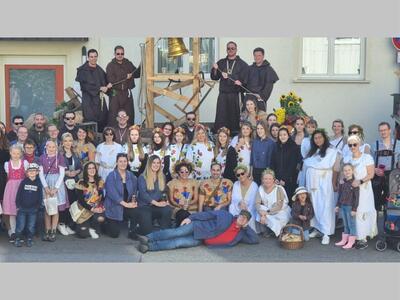 Bild vergr&ouml;&szlig;ern: Gruppenfoto des Vereines "Die Lambrechter Gäsböck" e.V. Die Mitglieder sind unterschiedlich verkleidet.