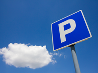 Bild vergr&ouml;&szlig;ern: Ein blauer Hintergrund auf dem der Buchstabe "P" für Parken platziert ist. Das Bild verlinkt zum Thema "Parken in der Stadt".