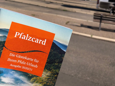 PfalzCard im Hintergrund der Bahnhofsvorplatz 
