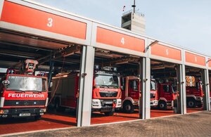 Bild vergr&ouml;&szlig;ern: Blick auf Feuerwehrautos in der Fahrzeughalle der Freiwilligen Feuerwehr Neustadt an der Weinstraße. Das Bild verlinkt zu weiteren Informationen über das Thema Katastrophenschutz in Neustadt an der Weinstraße.