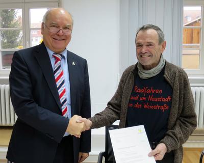 Bild vergrößern: Oberbürgermeister Hans Georg Löffler begrüßt Arnold Merkel als neuen Radverkehrsbeauftragten