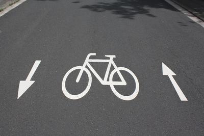 Bild vergr&ouml;&szlig;ern: Fahrradstraßensymbol auf der Asphaltdecke der Villenstraße. Das Bild verlinkt zu weiteren Informationen zum Thema "Umsetzung Infrastrukturverbesserungen".,