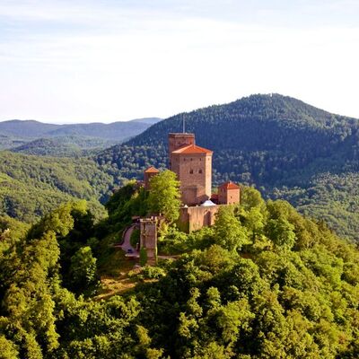 Bild vergrößern: Luftaufnahme der Burg Trifels
