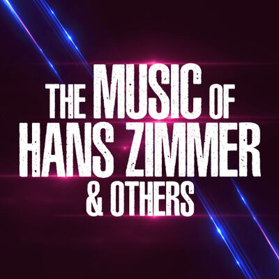 Schriftzug The Music of Hans Zimmer & Others auf illuminiertem Hintergrund