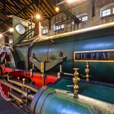 Eine Eisenbahn aus dem Eisenbahnmuseum, die mit Pfalz beschriftet ist und verlinkt zu weiteren Informationen zum Eisenbahnmuseum der Pfalz.