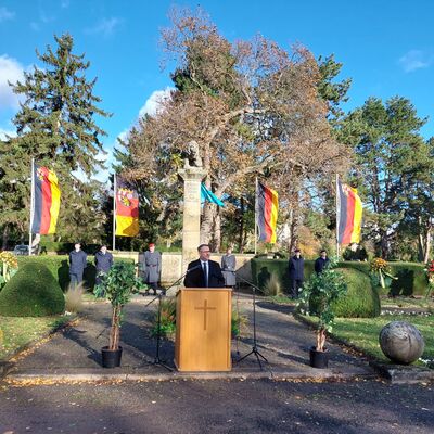 Oberbürgermeister Marc Weigel spricht auf dem Hauptfriedhof zum Volkstrauertag und legt einen Kranz nieder.