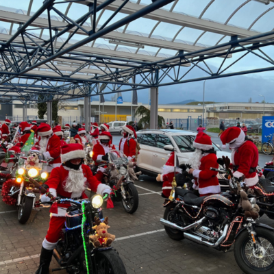 Die "Riding Santas" bei ihrem Start in Neustadt.