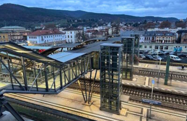 Bild vergr&ouml;&szlig;ern: Bahnhofsteg Neustadt an der Weinstraße. Das Bild verlinkt zu weiteren Informationen über den Bau des Bahnhofsteges am Neustadter Hauptbahnhof.