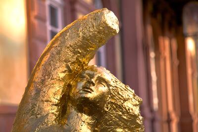 Bild vergrößern: Skulptur "Die Vorbotin" vor dem Saalbau in Neustadt an der Weinstraße