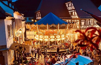 Bild vergr&ouml;&szlig;ern: Blick auf das abendlich beleuchtete Karussell auf der Jakobuskerwe in Hambach.
