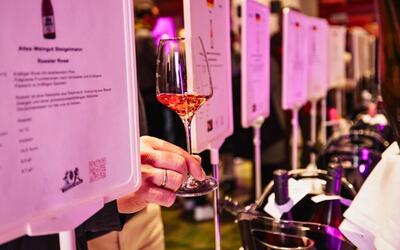 Bild vergr&ouml;&szlig;ern: Beim ersten verkaufsoffenen Sonntag im Jahr findet auch das "Rosa Leuchten im Glas" statt.