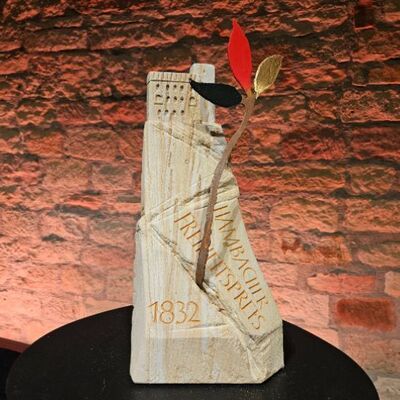 Der Preis gefertigt aus hellem Sandstein und in Form eines Berges auf dem das Hambacher Schloss steht mit einem Baum mit drei Blättern in den Farben schwarz, rot, gold