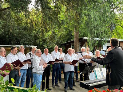 Bild vergr&ouml;&szlig;ern: Mitglieder der Chrovereinigung MGV Haardt / MGV Frohsinn Neustadt beim Parkfest in Matterns Park.