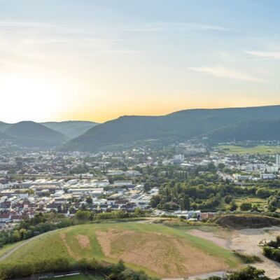 Bild vergr&ouml;&szlig;ern: Blick auf den ehemaligen Deponiehügel und die Stadt Neustadt an der Weinstraße und den Pfälzerwald.