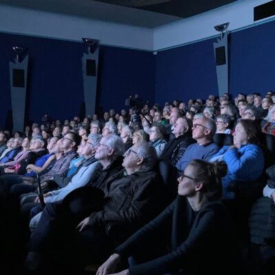 Bild vergr&ouml;&szlig;ern: Das Publikum beim Forum Landesgartenschau im Roxy-Kino in Neustadt an der Weinstraße.
