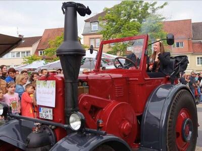 Bild vergr&ouml;&szlig;ern: 82_Gemeinde Kleinfischlingen mit Weinprinzessin Mia