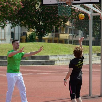 Bild vergr&ouml;&szlig;ern: Zwei Personen spielen Basketball